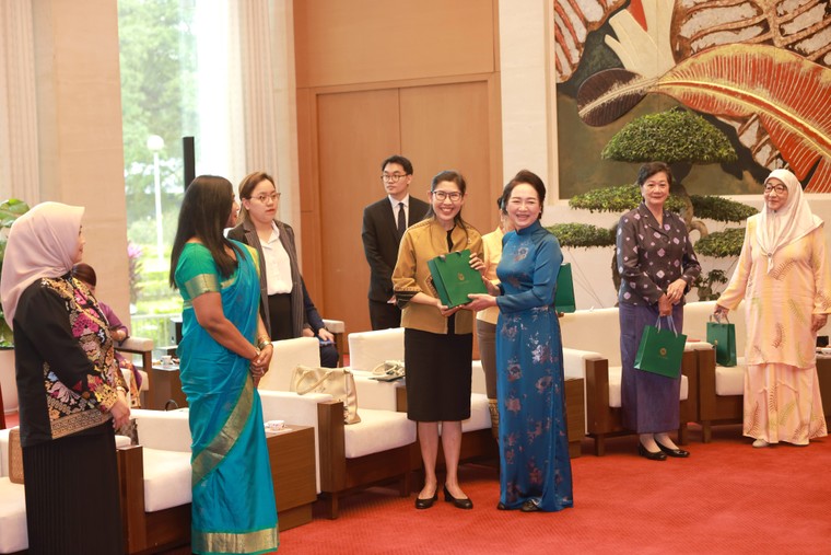 Phu nhân Chủ tịch Quốc hội mời trà Nhóm Phụ nữ Cộng đồng ASEAN ảnh 13