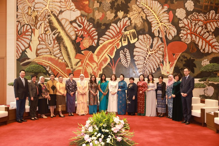 Phu nhân Chủ tịch Quốc hội mời trà Nhóm Phụ nữ Cộng đồng ASEAN ảnh 4