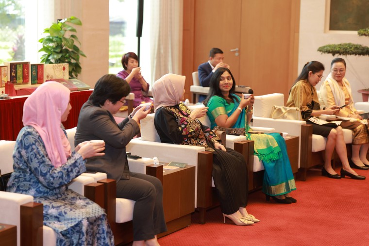 Phu nhân Chủ tịch Quốc hội mời trà Nhóm Phụ nữ Cộng đồng ASEAN ảnh 10