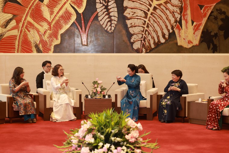 Phu nhân Chủ tịch Quốc hội mời trà Nhóm Phụ nữ Cộng đồng ASEAN ảnh 11