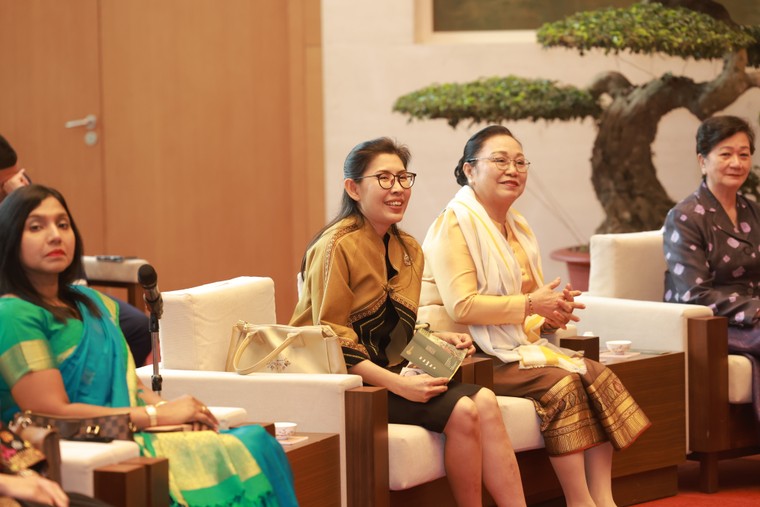 Phu nhân Chủ tịch Quốc hội mời trà Nhóm Phụ nữ Cộng đồng ASEAN ảnh 9