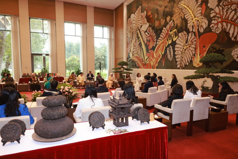Phu nhân Chủ tịch Quốc hội mời trà Nhóm Phụ nữ Cộng đồng ASEAN ảnh 7