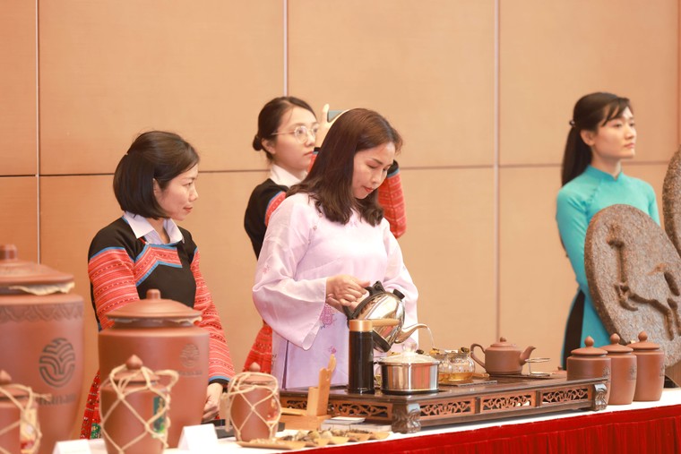 Phu nhân Chủ tịch Quốc hội mời trà Nhóm Phụ nữ Cộng đồng ASEAN ảnh 3