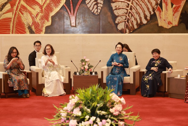 Phu nhân Chủ tịch Quốc hội mời trà Nhóm Phụ nữ Cộng đồng ASEAN ảnh 5