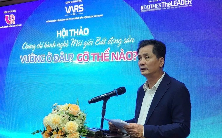 Khủng hoảng chứng chỉ hành nghề : Cơn “bão ngầm” trong ngành Môi giới BĐS ảnh 1