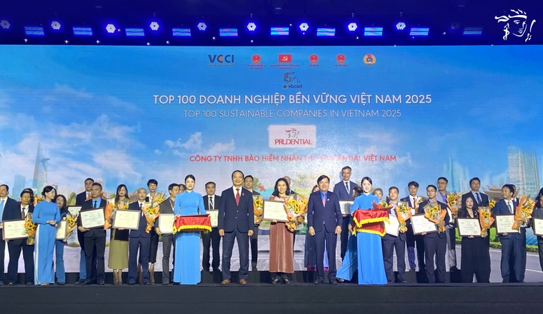 Prudential Việt Nam được vinh danh Top 100 Doanh nghiệp Phát triển Bền vững và Top 50 Doanh nghiệp Xuất sắc Việt Nam 2025 ảnh 1