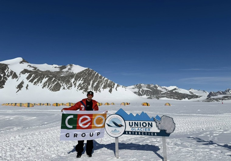 Chủ tịch Tập đoàn CEO Group mang cờ Tổ quốc và cờ Đảng đến Nam cực ảnh 3