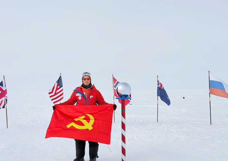 Chủ tịch Tập đoàn CEO Group mang cờ Tổ quốc và cờ Đảng đến Nam cực ảnh 1