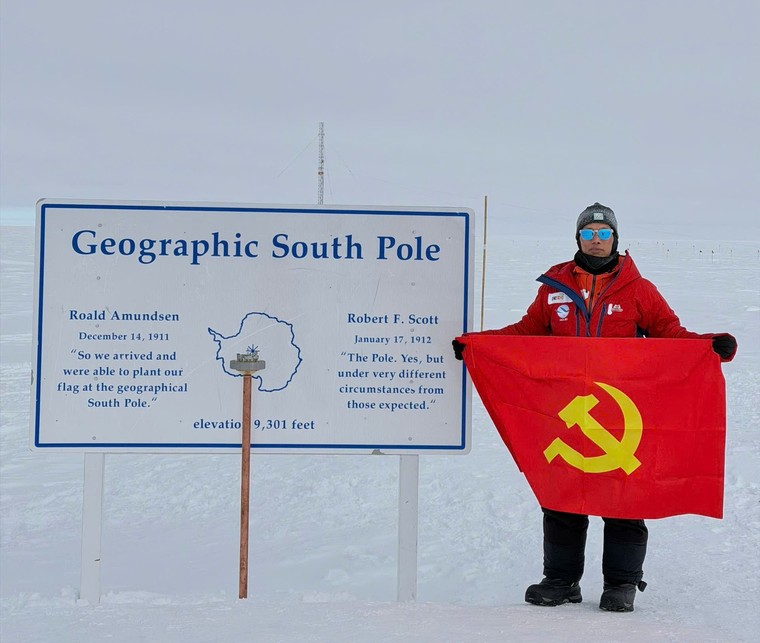 Chủ tịch Tập đoàn CEO Group mang cờ Tổ quốc và cờ Đảng đến Nam cực ảnh 2