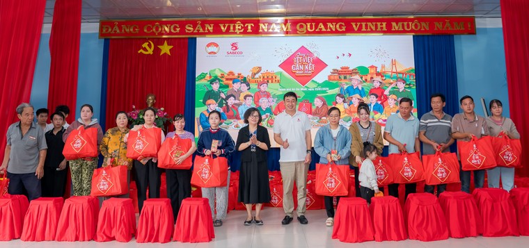 SABECO trao 400 phần quà “Chung vị tết Việt” cho các hộ gia đình có hoàn cảnh khó khăn ảnh 1