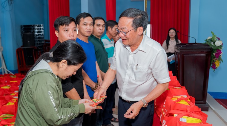 SABECO trao 400 phần quà “Chung vị tết Việt” cho các hộ gia đình có hoàn cảnh khó khăn ảnh 2