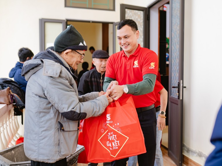 SABECO tặng 500 phần quà “Chung vị tết Việt” cho người dân Hải Phòng và Quảng Trị ảnh 1