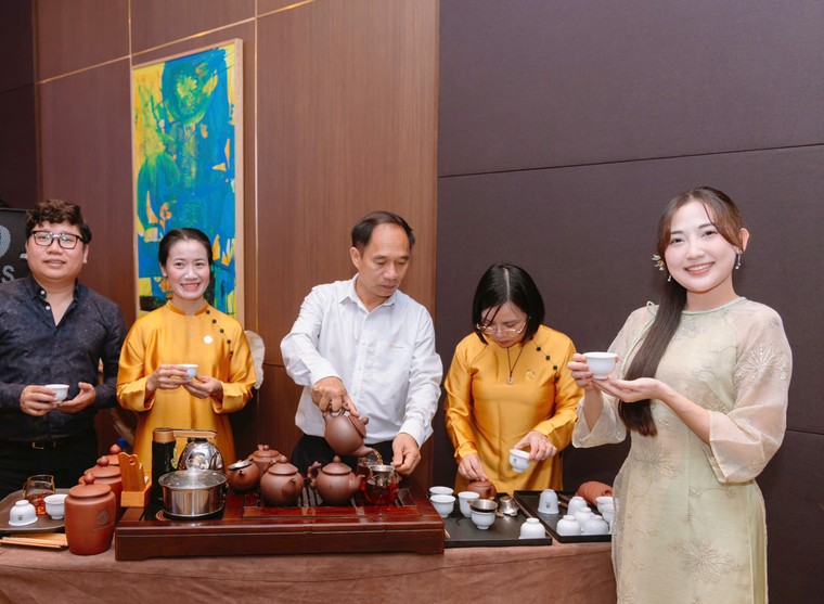 Thị trường quà tết 2026: trà thượng hạng lên ngôi, hoa quả sấy dẻo được yêu thích ảnh 1