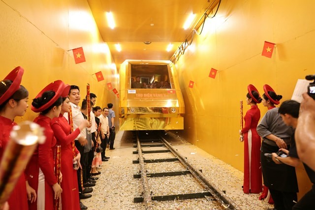 Kiến nghị làm Metro Văn Cao - Hòa Lạc với tàu chạy ngầm bên dưới, nhà ở xã hội trên mặt đất ảnh 1