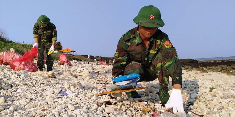 Bạn trẻ và bộ đội biên phòng nhặt rác bãi biển Lý Sơn ảnh 3