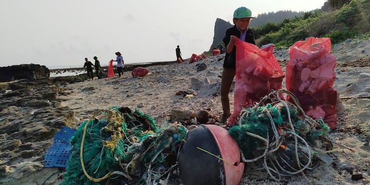 Bạn trẻ và bộ đội biên phòng nhặt rác bãi biển Lý Sơn ảnh 2