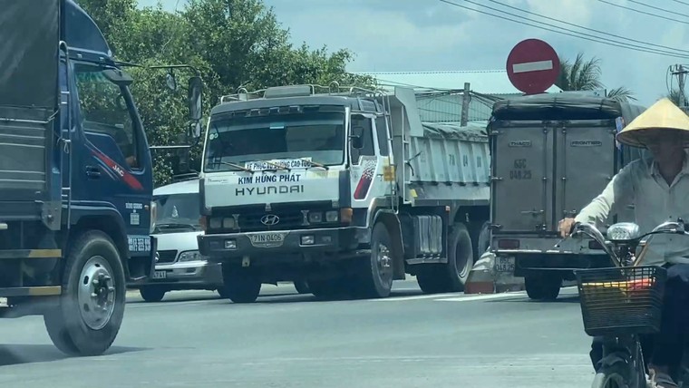 Dự án Đường cao tốc Trung Lương - Mỹ Thuận: Xe “vua” chở đất cát lộng hành? ảnh 2
