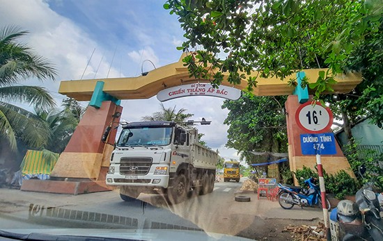 Dự án Đường cao tốc Trung Lương - Mỹ Thuận: Xe “vua” chở đất cát lộng hành? ảnh 1