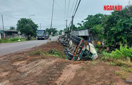 Trụ điện cản xe kéo trộn bê tông lật vào nhà dân ảnh 1
