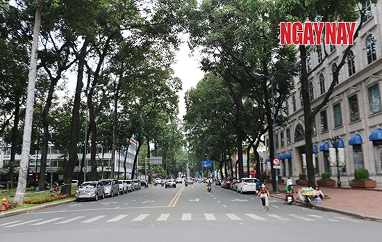 Người Sài Gòn cẩn trọng phòng COVID-19, phố phường thưa vắng ảnh 3