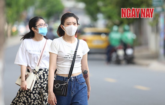 Người Sài Gòn cẩn trọng phòng COVID-19, phố phường thưa vắng ảnh 8