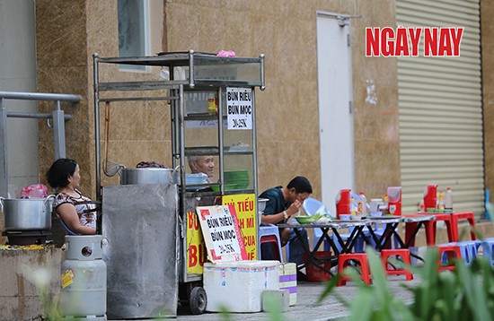 Người Sài Gòn cẩn trọng phòng COVID-19, phố phường thưa vắng ảnh 10