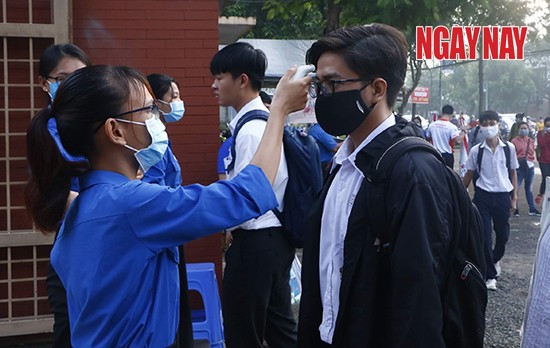 Kỳ thi THPT Quốc gia 2020 'lịch sử': Đề thi vừa sức, phụ huynh lo lắng vì Covid-19 ảnh 2