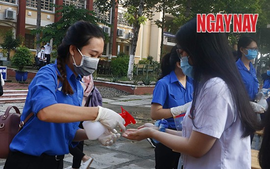 Kỳ thi THPT Quốc gia 2020 'lịch sử': Đề thi vừa sức, phụ huynh lo lắng vì Covid-19 ảnh 3