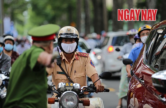 Kỳ thi THPT Quốc gia 2020 'lịch sử': Đề thi vừa sức, phụ huynh lo lắng vì Covid-19 ảnh 4