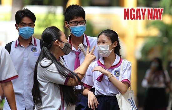 Kỳ thi THPT Quốc gia 2020 'lịch sử': Đề thi vừa sức, phụ huynh lo lắng vì Covid-19 ảnh 8