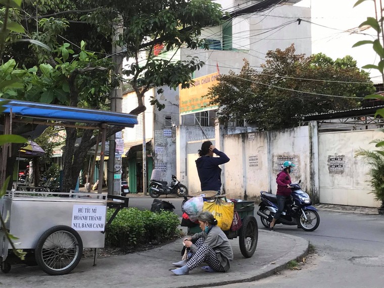 Đi qua ngày COVID-19 – Bài 2: Vỉa hè đói ăn... ảnh 4