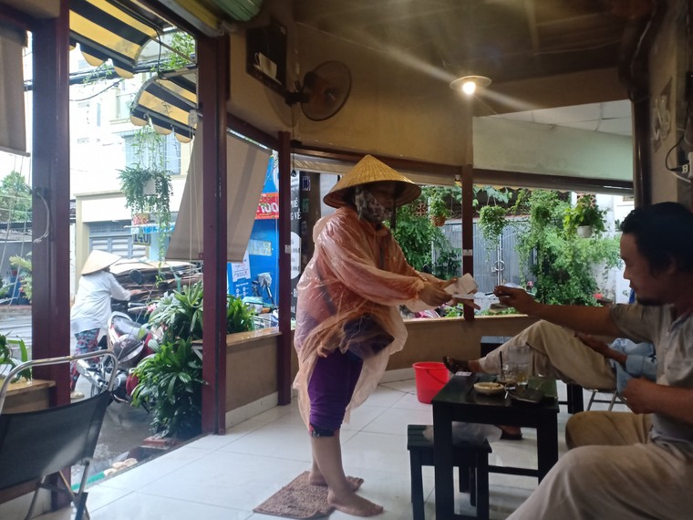 Đi qua ngày COVID-19 – Bài 2: Vỉa hè đói ăn... ảnh 5