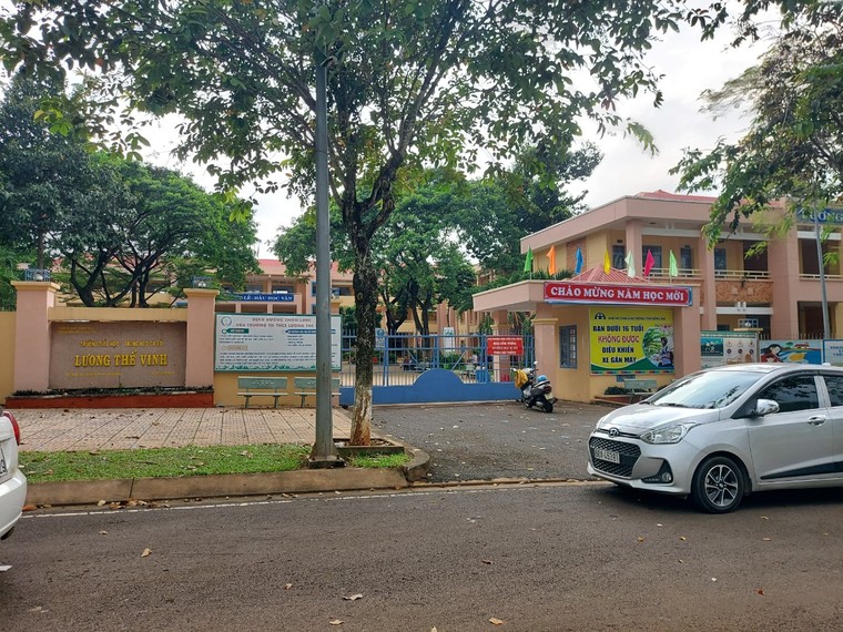 Đồng Nai: Cả thị trấn chỉ tuyển sinh 1 lớp 6, phụ huynh trắng đêm ngồi giữ chỗ cho con ảnh 1