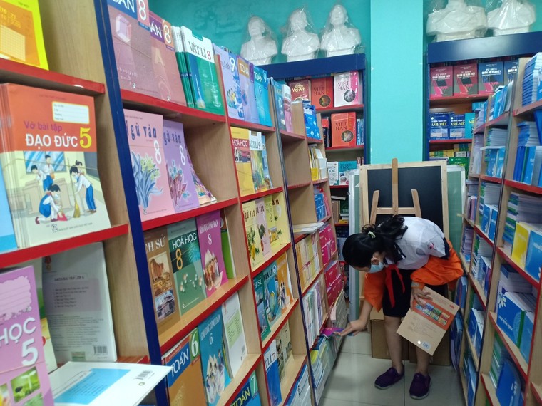 Từ lớp 1 đến lớp 12, học sinh bị 'bao vây' bởi hơn 300 đầu sách giáo khoa và sách bổ trợ? ảnh 1