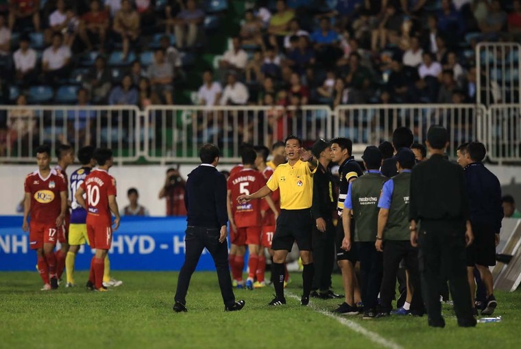 Bi hài kịch của trọng tài bóng đá ảnh 2