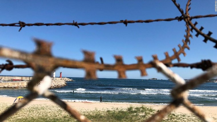 Những người lướt sóng ở vùng biển giáp ranh liên Triều ảnh 1