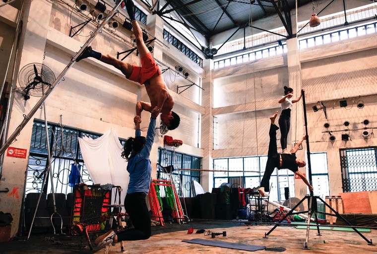 Gian khổ sau ánh hào quang ảnh 7