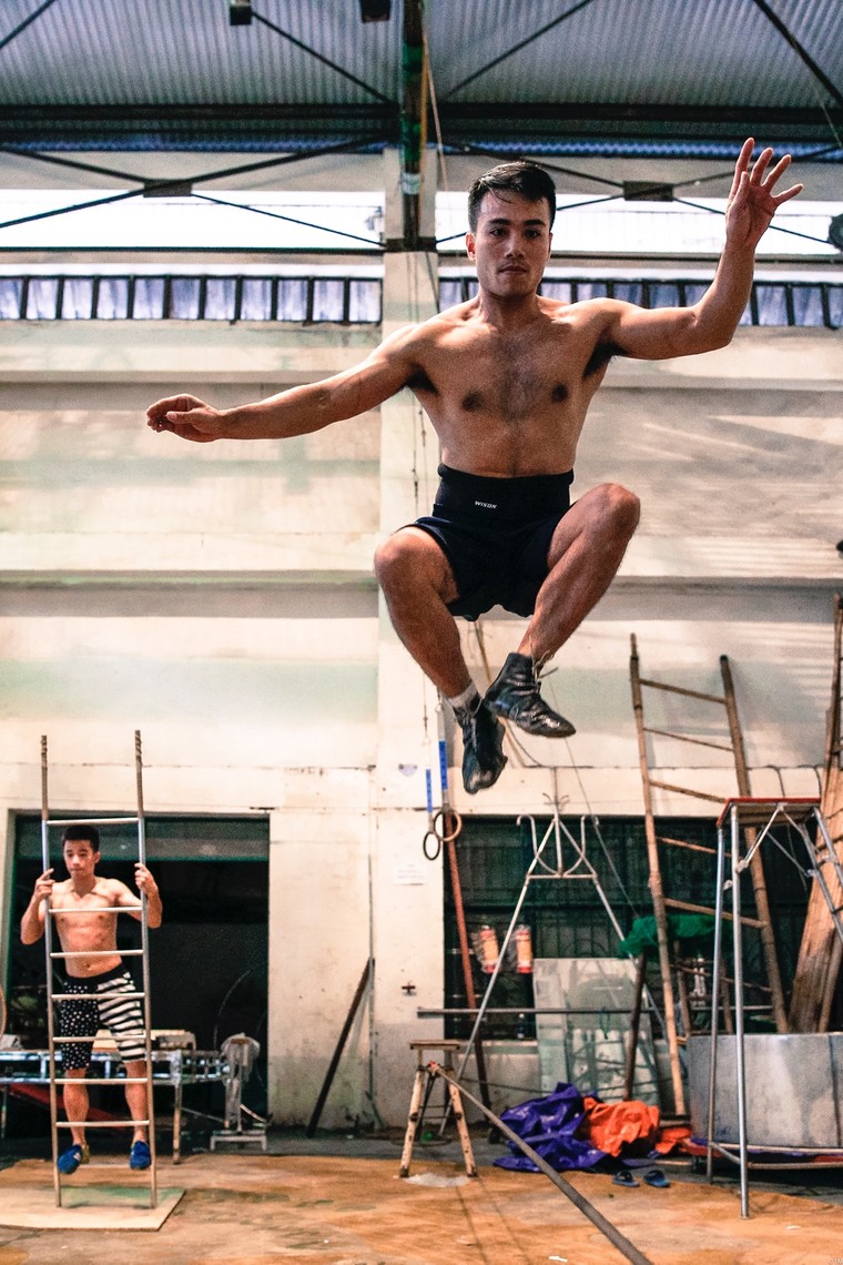 Gian khổ sau ánh hào quang ảnh 5