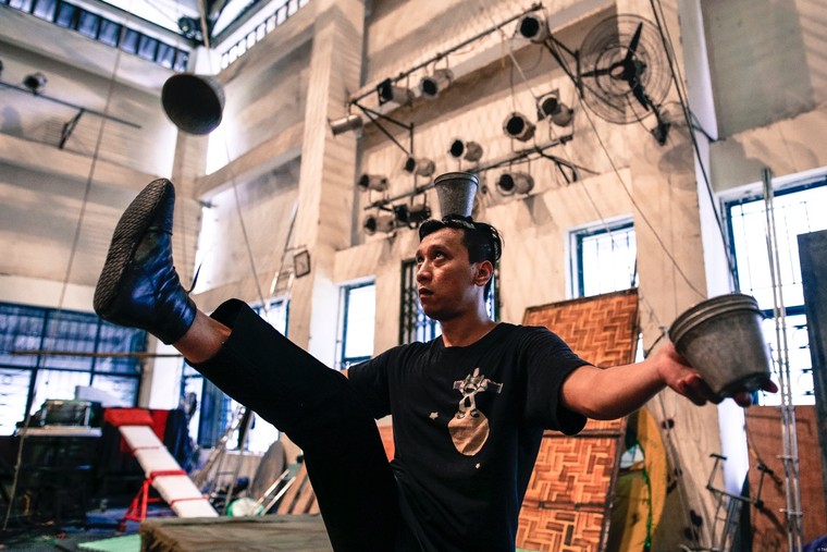 Gian khổ sau ánh hào quang ảnh 6