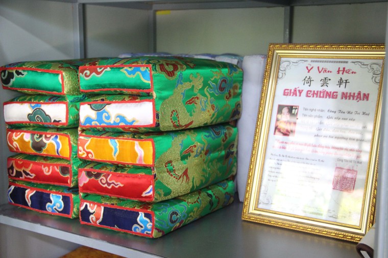 Gặp cụ bà gần 100 tuổi từng may gối cung đình Huế ảnh 2