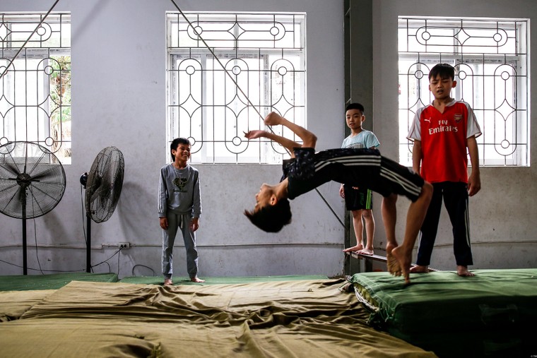 Gian khổ sau ánh hào quang ảnh 3