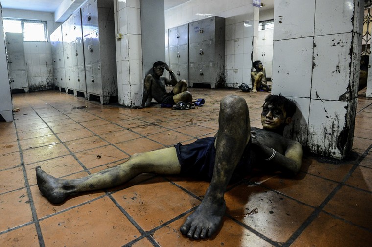 Những người tìm 'vàng đen' dưới hầm sâu trăm mét ảnh 4