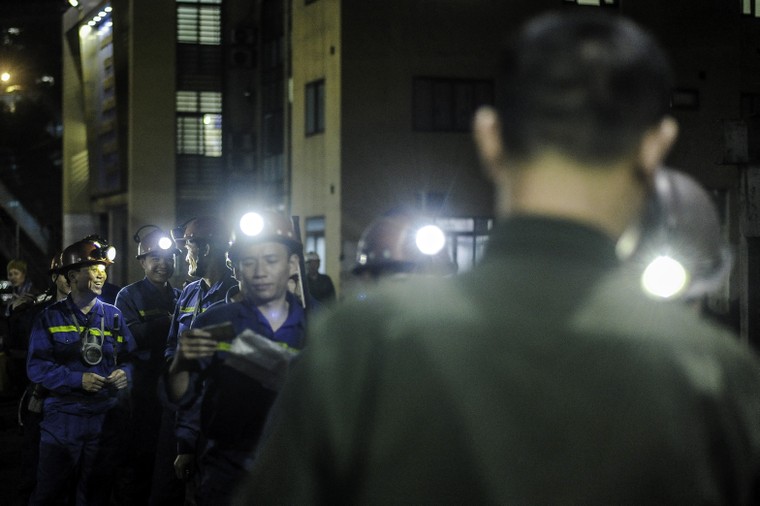 Những người tìm 'vàng đen' dưới hầm sâu trăm mét ảnh 1