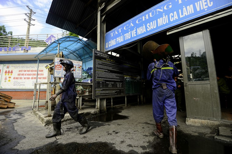 Những người tìm 'vàng đen' dưới hầm sâu trăm mét ảnh 8