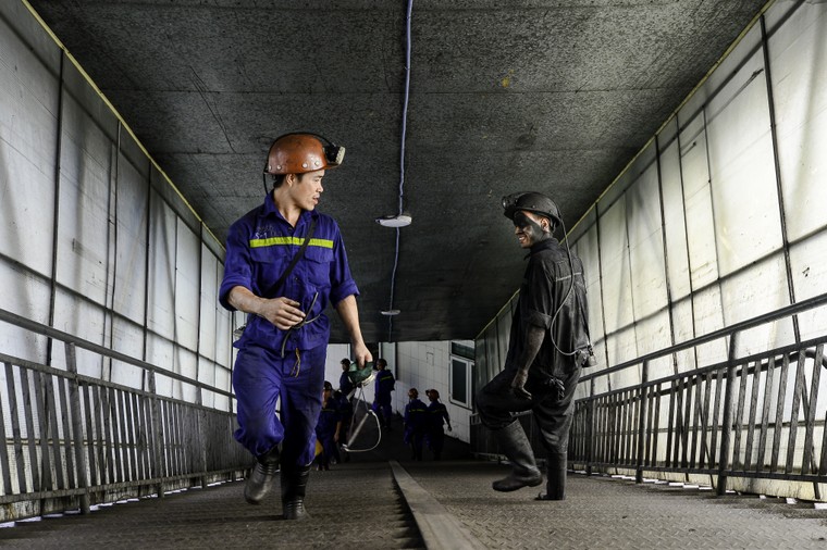 Những người tìm 'vàng đen' dưới hầm sâu trăm mét ảnh 5