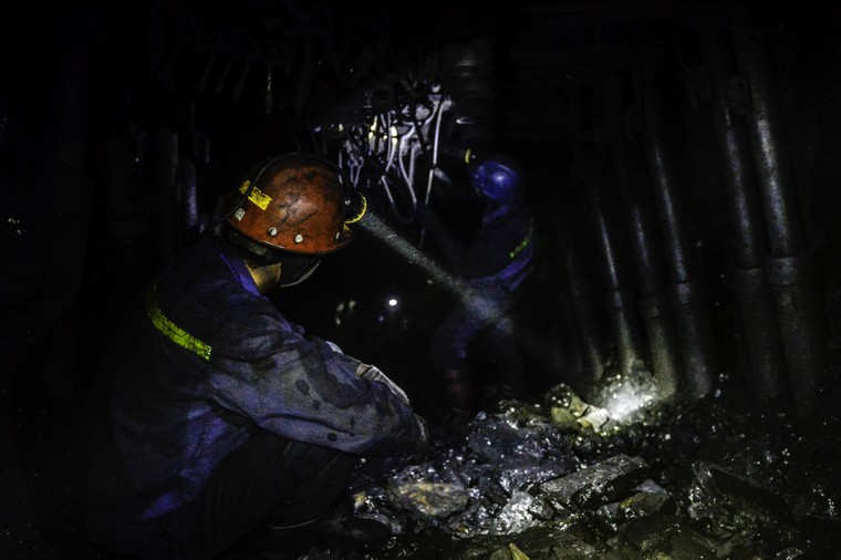 Những người tìm 'vàng đen' dưới hầm sâu trăm mét ảnh 6