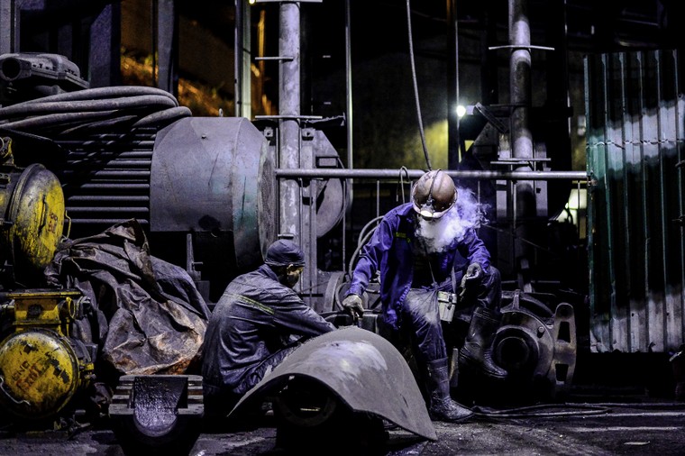 Những người tìm 'vàng đen' dưới hầm sâu trăm mét ảnh 3