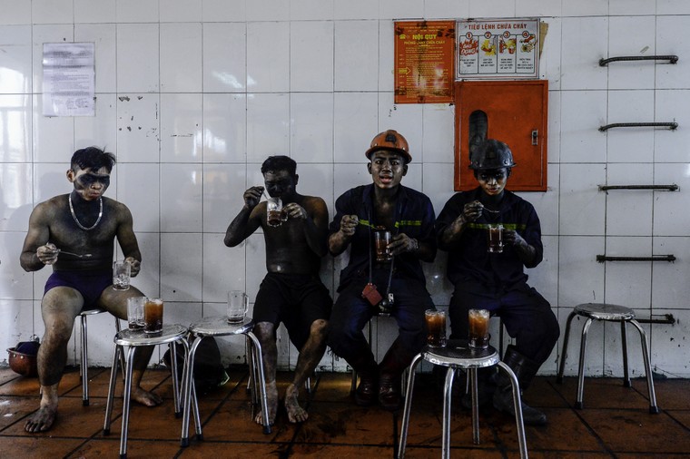 Những người tìm 'vàng đen' dưới hầm sâu trăm mét ảnh 7