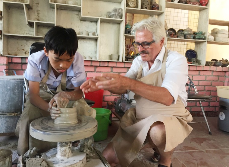 Xưởng gốm của 'ông Tây' và những điều kỳ diệu ảnh 1