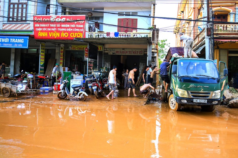 Đi qua mùa lũ ảnh 3